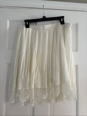 Elegant Ivory Pleated Lace Hem Skirt - Women
